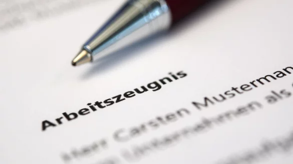 &laquo;Stets&raquo; und &laquo;voll&raquo;: unauff&auml;llige Worte, die im Arbeitszeugnis aber viel ausmachen. - &copy; Andrea Warnecke/dpa-tmn