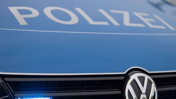 Mit ihrer Chemiebegeisterung haben zwei Elfj&auml;hrige einen Polizeieinsatz an ihrer Schule und dem benachbarten Spielplatz ausgel&ouml;st. (Symbolbild) - &copy; Lino Mirgeler/dpa