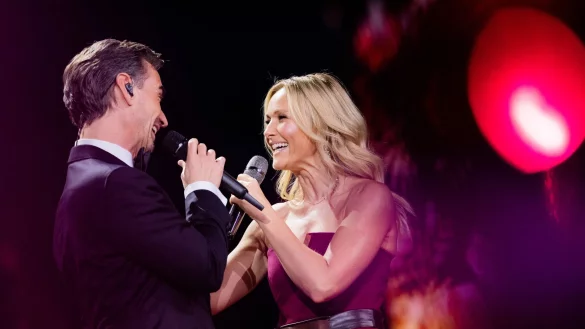 Singen zusammen ein Duett: Die Schlagerstars Helene Fischer (r.) und Florian Silbereisen. (Archivbild) - © Rolf Vennenbernd/dpa
