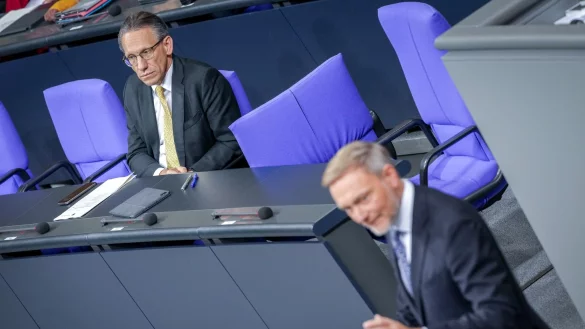 Jörg Kukies (SPD) (links) hat für Christian Lindner (FDP) als Finanzminister übernommen. - © Kay Nietfeld/dpa