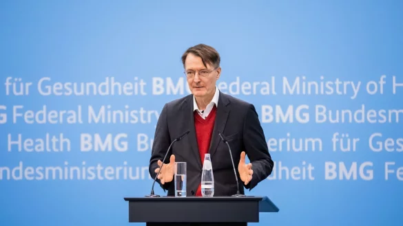 Karl Lauterbach (SPD), Bundesminister für Gesundheit hält lokale Maßnahen für richtig. - © Christoph Soeder/dpa