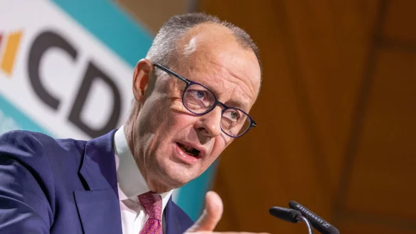 Kritik der Gegner an der Finanzierung des Unionswahlprogramms weist Merz zurück. - © Thomas Banneyer/dpa