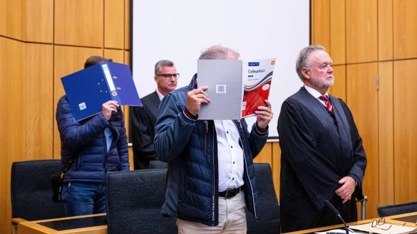 Das Landgericht Münster hat beide Angeklagte zu Freiheitsstrafen verurteilt. (Archivbild - Angeklagte mit verdeckten Gesichtern) - © Guido Kirchner/dpa