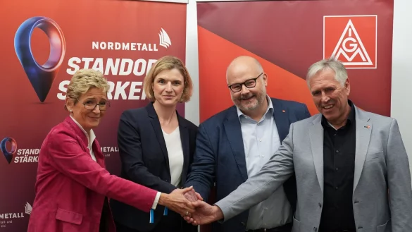 Arbeitgeber und die IG Metall liegen bei den m&ouml;glichen Tarifsteigerungen noch weit auseinander. Trotzdem hoffen sie, in der vierten Verhandlungsrunde zu einem Abschluss zu kommen. - &copy; Marcus Brandt/dpa