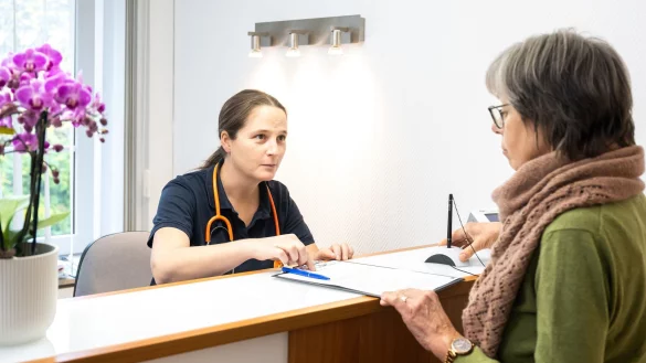 Auch ohne Smartphone können Betroffene von der ePA profitieren: Denn medizinische Einrichtungen haben Zugriff auf die gespeicherten Dokumente, sodass unnötige Doppeluntersuchungen vermieden werden können. - © Benjamin Nolte/dpa-tmn