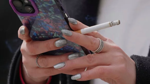 In Mailand ist das Rauchen im Freien künftig allenfalls mit zehn Metern Abstand erlaubt. (Archivfoto) - © Kin Cheung/AP/dpa