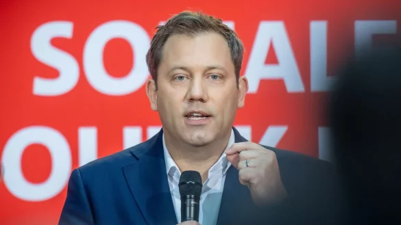 SPD-Chef Klingbeil fordert die Abschiebung von Asylbewerbern, die mit Terror drohen. (Archivfoto) - © Michael Kappeler/dpa