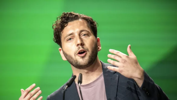 Grünen-Chef Banaszak will Merz kennenlernen. (Archivbild) - © Michael Kappeler/dpa