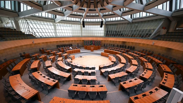 Auch Demokratie will von klein auf gelernt sein - schon einmal Probesitzen im Plenarsaal des Landtags kann dabei nicht schaden. (Archivbild) - &copy; Federico Gambarini/dpa