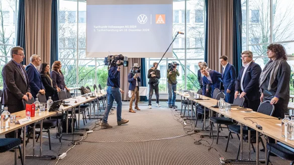 Zähe Verhandlungen: Bei VW geht die fünfte Tarifrunde in die Verlängerung. (Archivfoto) - © Moritz Frankenberg/dpa