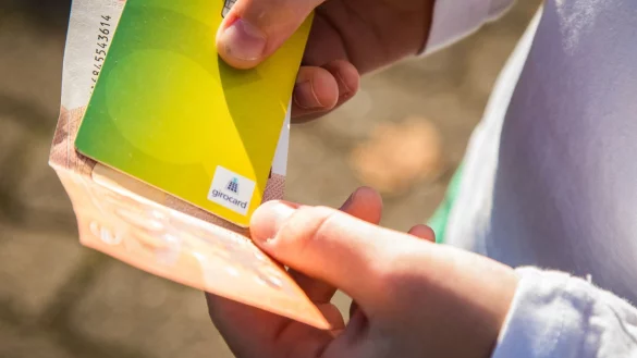 Bargeld? Ja, aber nicht nur. Damit Kinder den Umgang mit Geld lernen k&ouml;nnen, ist auch ein eigenes Girokonto sinnvoll. - &copy; Christin Klose/dpa-tmn