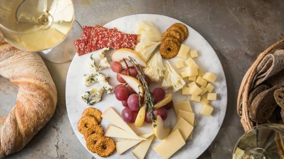 Eine K&auml;seplatte nach der Uhr gestellt: Um 12 Uhr beginnt es mild mit T&ecirc;te de Moine, wird mit Emmentaler, Le Gruyere und Appenzeller immer herzhafter und schlie&szlig;t zwischen 9 und 11 Uhr mit w&uuml;rzigem Blauschimmelk&auml;se. Trauben, Birnenspalten, Thymian, Rote-Bete- und Brezel-Chips lockern die Platte auf. - &copy; Christin Klose/dpa-tmn