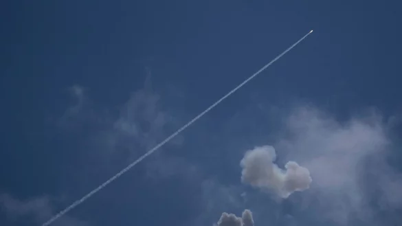 Israels Luftabwehrsystem Iron Dome feuert auf anfliegende Raketen aus dem Libanon. - &copy; Leo Correa/AP/dpa