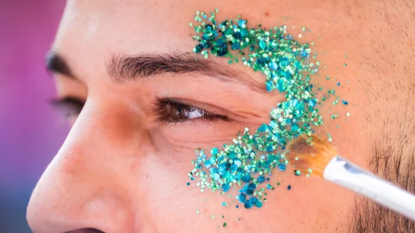 Bio-Glitzer ist nicht immer unbedingt umweltfreundlicher. - &copy; Christoph Soeder/dpa/dpa-tmn