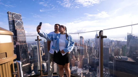 High Life im Big Apple: Von der Spitze des Skylifts auf dem Rockefeller Center hat man Manhattan unter sich. - &copy; Diane Bondareff/AP Content Services for Tishman Speyer/Rockefeller Center/dpa-tmn
