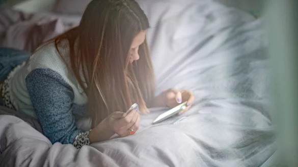 Ein kleiner Bluetooth-Sender verbindet den Ovularing mit dem Smartphone. - &copy; Zacharie Scheurer/dpa-tmn