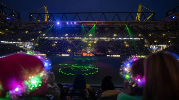Auch in diesem Jahr singen wieder über 70.000 Menschen im Stadion von Borussia Dortmund Weihnachtslieder. (Archivbild) - © Bernd Thissen/dpa