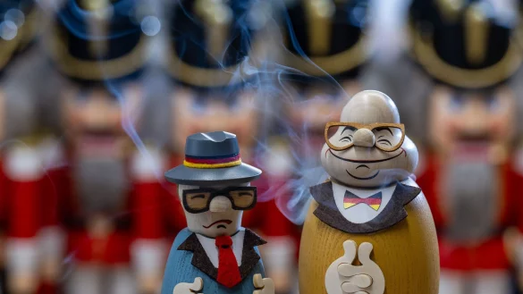 Die Seiffener Volkskunst hofft mit R&auml;ucherfiguren von Erich Honecker und Helmut Kohl auf gute Gesch&auml;fte. - &copy; Hendrik Schmidt/dpa