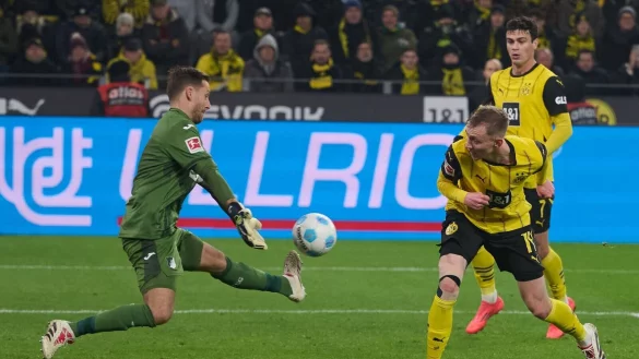 Dortmunds Maximilian Beier hatte gegen sein Ex-Team einen schweren Stand. - © Bernd Thissen/dpa