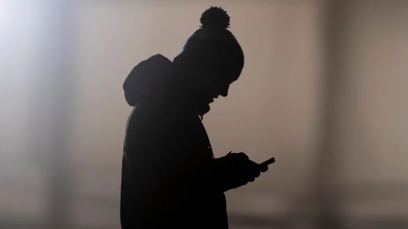 Sechs von zehn Menschen in Deutschland kennen das Gefühl von Einsamkeit. (Illustration) - © Sebastian Kahnert/dpa