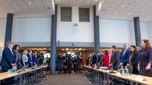 Seit Montag ringen Vertreter von VW und IG Metall um eine Einigung im Tarifstreit. (Archivbild) - © Moritz Frankenberg/dpa