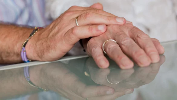 Stillschweigen oder Offenheit? Wie man mit Potenzmitteln beim Sex am besten umgeht, hängt von der individuellen Beziehung ab. - © Julian Stratenschulte/dpa/dpa-tmn