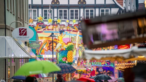 Blinkende Jahrmarktbuden und rasante Fahrgesch&auml;fte vor historischer Kulisse in Soest: Der Markenkern der Allerheiligenkirmes in Soest. (Archivbild) - &copy; David Inderlied/dpa