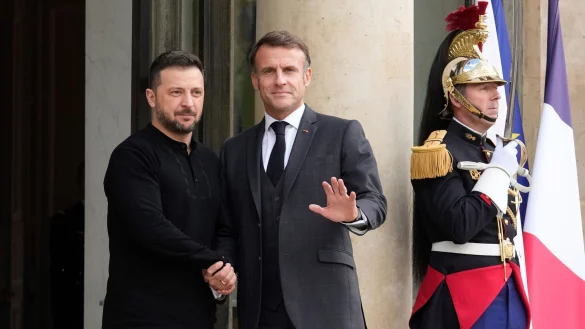 Auf seiner Europatour hat der ukrainische Pr&auml;sident Wolodymyr Selenskyj einen Stopp in Paris gemacht, um f&uuml;r seinen &laquo;Siegesplan&raquo; zu werben. - &copy; Michel Euler/AP/dpa