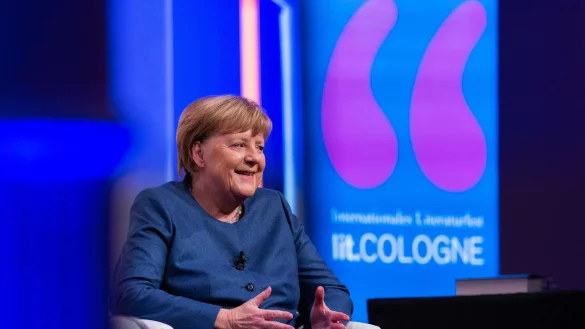 Angela Merkel stellte in Köln ihre Autobiografie vor. - © Rolf Vennenbernd/dpa-Pool/dpa
