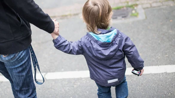 2023 wurden in NRW mindestens 16.300 Minderj&auml;hrige in Obhut genommen. (Symbolbild) - &copy; Marcel Kusch/dpa