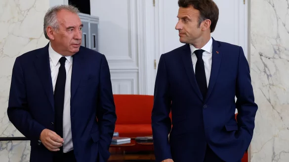 Setzt auf bekannte Köpfe: Regierungschef François Bayrou, hier mit Präsident Emmanuel Macron (Archivbild). - © Ludovic Marin/AFP POOL/AP/dpa