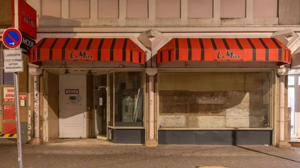 Ein aufgegebenes Geschäft in der Kölner Innenstadt. Der Einzelhandel zählt laut Ifo-Institut zu den Branchen, die besonders pessimistisch auf das kommende Jahr blicken. - © Thomas Banneyer/dpa