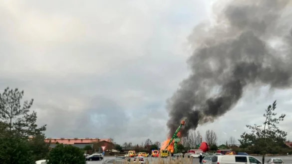 Ein Brand an einem Fahrgeschäft in «Karls Erlebnis-Dorf» hat zu einem Millionenschaden geführt. - © Cindy Riechau/dpa