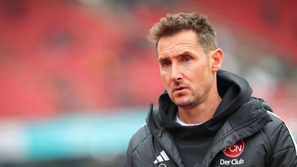 Miroslav Klose will endlich wieder siegreiche Nürnberger sehen. - © Daniel Karmann/dpa