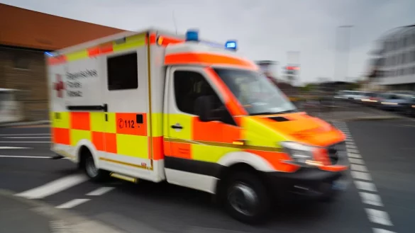 Fünf Menschen sind bei einem Unfall in Coesfeld-Lette verletzt worden, zwei von ihnen lebensgefährlich. (Symbolbild) - © Nicolas Armer/dpa
