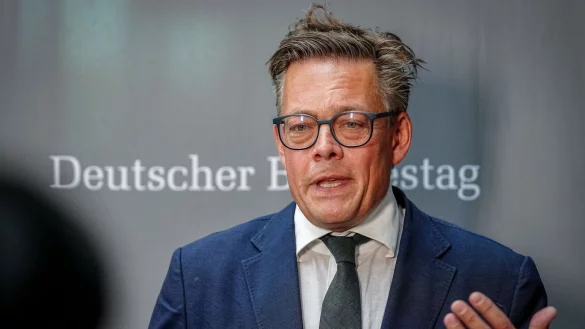 Konstantin von Notz hält eine Debatte über Vorratsdatenspeicherung aktuell für falsch. (Archivbild) - © Kay Nietfeld/dpa