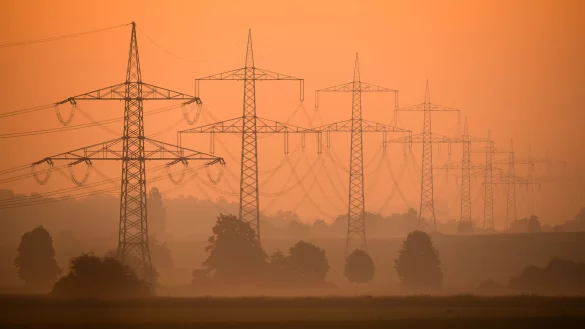 Am späten Donnerstagnachmittag zwischen 17 und 18 Uhr hatte eine Megawattstunde Strom im deutschen Stromgroßhandel 936 Euro gekostet, das sind fast 94 Cent je Kilowattstunde. (Symbolbild) - © Julian Stratenschulte/dpa