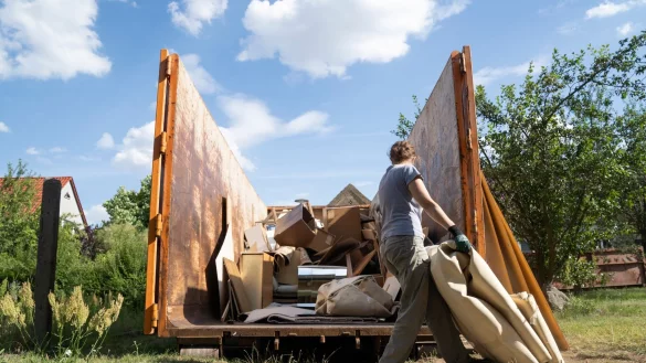 Kann auch k&ouml;rperlich schlauchen: Das Haus der Eltern ausr&auml;umen. - &copy; Florian Schuh/dpa-tmn