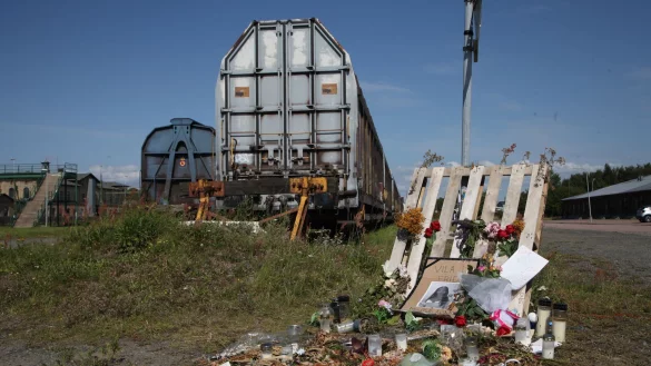 Nach dem Mord an einem 14-j&auml;hrigen M&auml;dchen im s&uuml;dschwedischen Landskrona ist am Tatort in einem Industriegebiet ein Gedenkort voller Kerzen, Blumen und Briefe entstanden. (Archivbild) - &copy; Steffen Trumpf/dpa