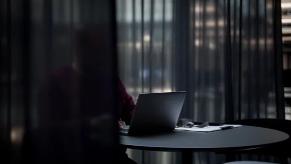 Die Arbeit ver&auml;ndert sich durch KI rasant: Besch&auml;ftigte m&uuml;ssen sich stetig anpassen und weiterbilden. - &copy; Zacharie Scheurer/dpa-tmn