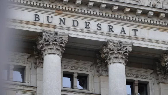 Der Bundesrat machte den Weg frei für eine Steuerentlastung und die Absicherung des Deutschlandtickets. (Archivbild) - © Demy Becker/dpa