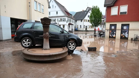 Das Hochwasser im Juni dieses Jahres hat in Ruderberg (Baden-W&uuml;rttemberg) ein Auto weggesp&uuml;lt. (Archivbild) - &copy; Bernd Wei&szlig;brod/dpa