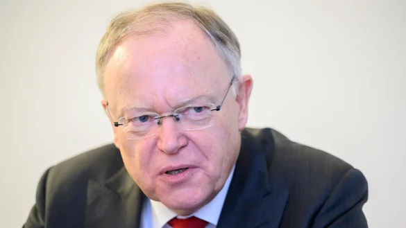 Niedersachsens Ministerpräsident Weil bedauert die Verfassungsbeschwerde von ARD und ZDF. - © Julian Stratenschulte/dpa