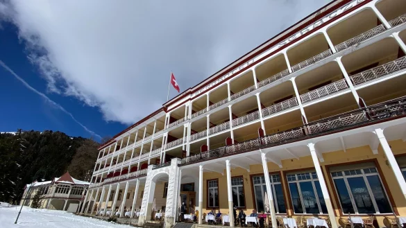 Bl&auml;tternde Jugendstilfassade des &laquo;Berghotel Schatzalp&raquo;: &laquo;Wir sind ein lebendes Museum, wir wollen das erhalten&raquo;, sagt Direktor Paulo Bernardo. - &copy; Stefan Wei&szlig;enborn/dpa-tmn