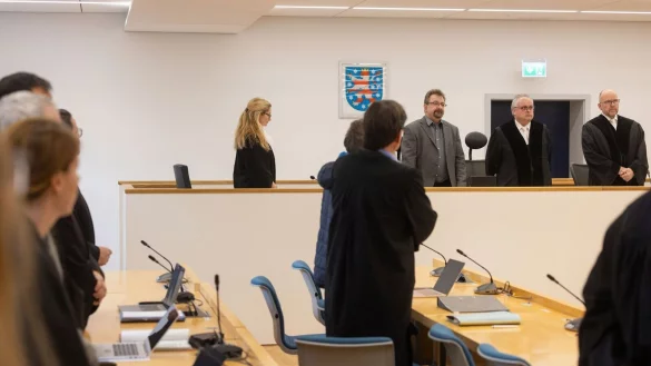 Das Landgericht verhängte zweimal lebenslang und sprach einen Angeklagten frei. (Archivbild) - © Michael Reichel/dpa