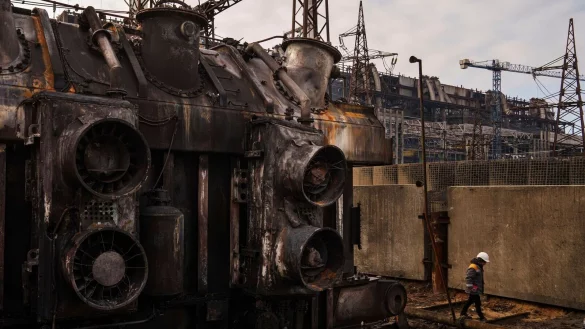 Die Stromversorgung in der Ukraine ist eines der Hauptziele russischer Raketen- und Drohnenangriffe. (Archivbild) - © Evgeniy Maloletka/AP