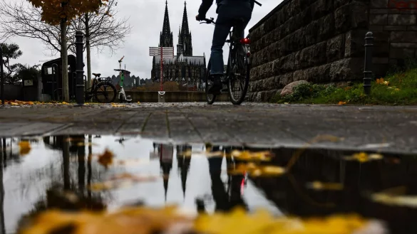 Unbeständiges Wetter mit Sprühregen und wenigen Auflockerungen gibt es in NRW in den kommenden Tagen. - © Oliver Berg/dpa
