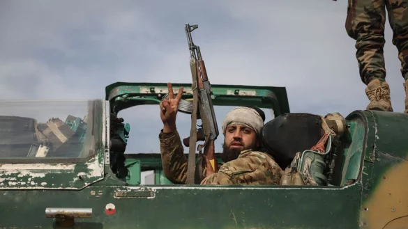 Eine Allianz von Rebellengruppen macht in Syrien immer größere Geländegewinne. - © Ghaith Alsayed/AP/dpa