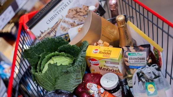 Zwischen November 2023 und November 2024 sind die Preise einiger Lebensmittel auch in NRW gestiegen. - © Rolf Vennenbernd/dpa