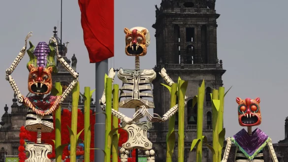 Im zentralen Platz von Mexiko-Stadt sind bis zu zehn Meter hohe Skeletten aus Pappe aufgestellt. - &copy; Carlos Santiago/eyepix via ZUMA Press Wire/dpa
